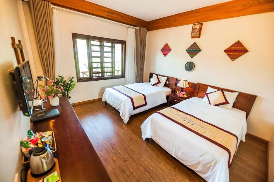 Giường trong phòng chung tại Hoa Binh Hotel