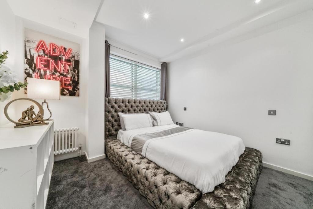a white bedroom with a large bed in a room at Modern1Bed Apartment London Camberwell Denmark Champion Hill in London