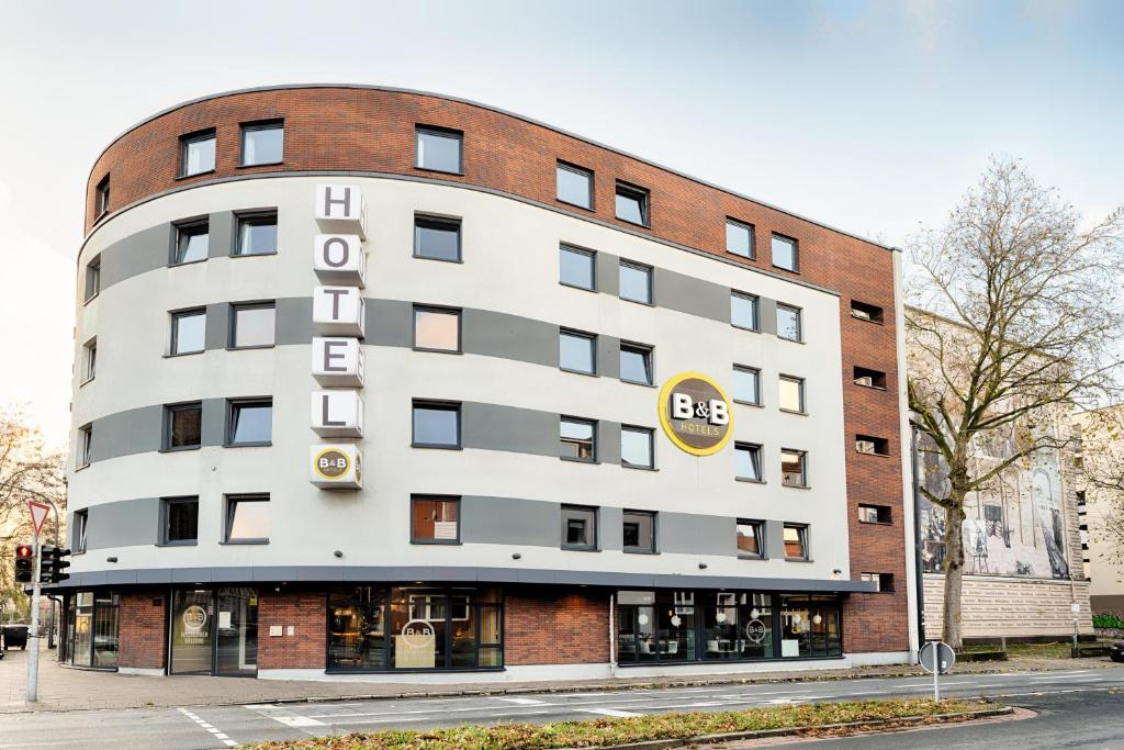 um edifício com um sinal na lateral em B&B Hotel Bremen-City em Bremen