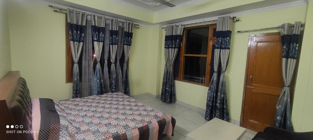 Postel nebo postele na pokoji v ubytování Mahamaya Homestay 4
