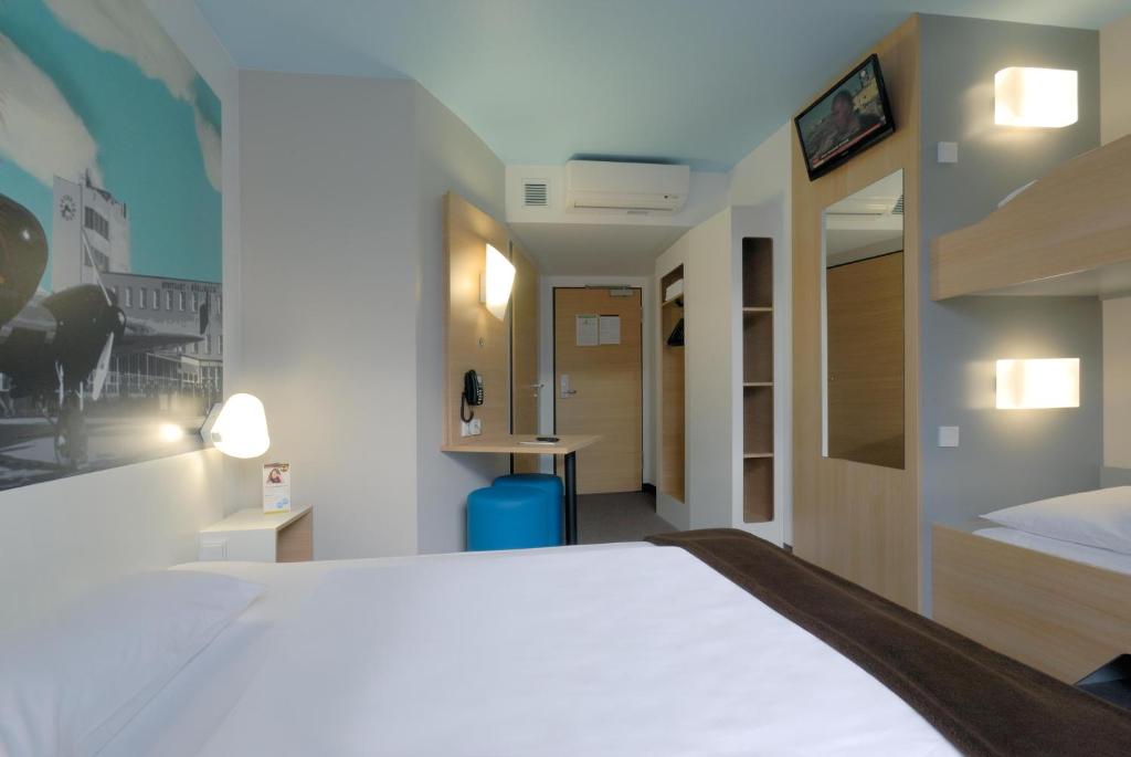 Postel nebo postele na pokoji v ubytování B&B Hotel Böblingen