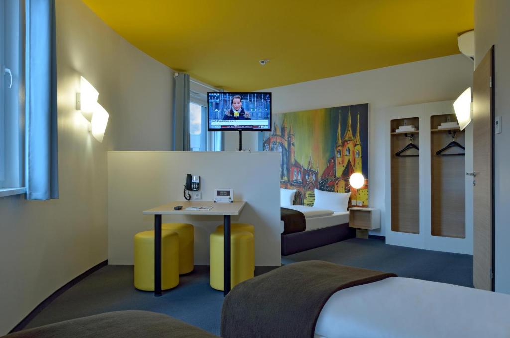 TV a/nebo společenská místnost v ubytování B&B HOTEL Erfurt-Hbf