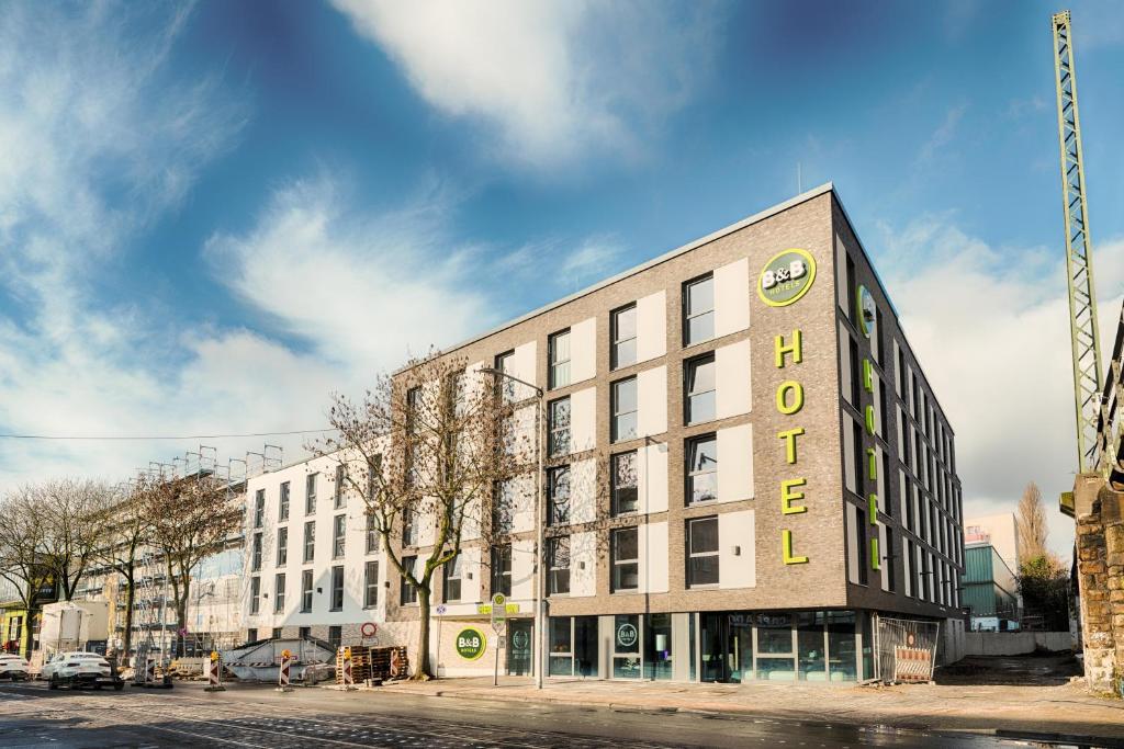 un edificio con la palabra "hotel" al costado. en B&B Hotel Bochum-City, en Bochum