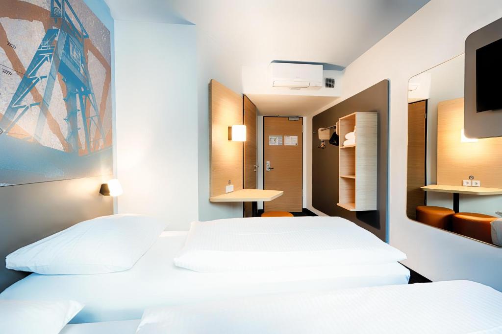 Postel nebo postele na pokoji v ubytování B&B Hotel Bochum-City