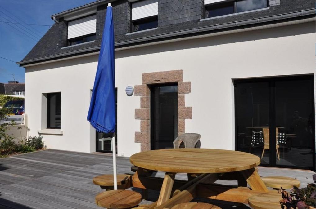 Photo de la galerie de l'établissement Belle maison 3 étoiles avec vue mer lointaine depuis l'étage, à 400m à TREGASTEL - Réf 181, à Trégastel