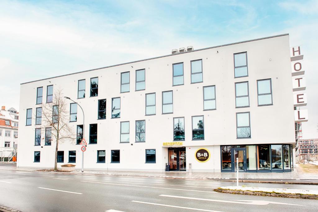 ein weißes Gebäude an der Straßenseite in der Unterkunft B&B Hotel Bamberg in Bamberg