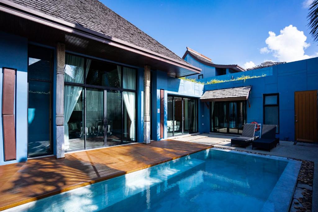 Two Bedroom Wings Pool Villa في شاطئ بانغ تاو: مسبح امام بيت