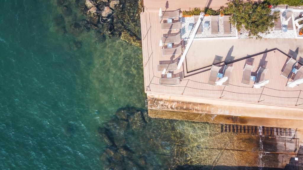 una vista aérea de un edificio junto al agua en Tre Merli Beach Hotel, en Trieste