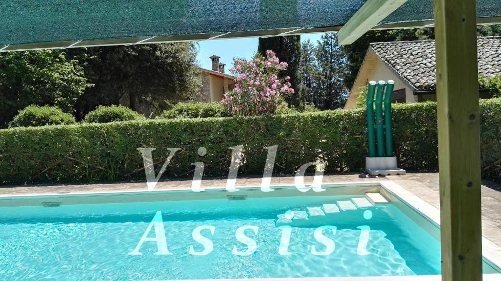 een zwembad in een tuin met een bord met de tekst sidx bij Villa con piscina Assisi in Assisi