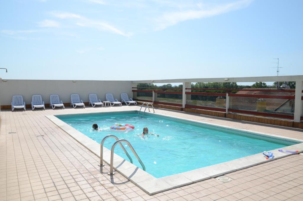 The swimming pool at or close to Appartamenti Eridano
