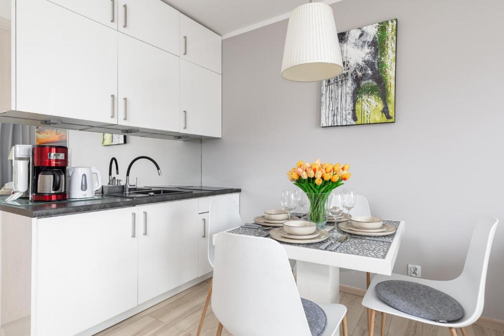 Kuchyň nebo kuchyňský kout v ubytování Wind Rose Quarter Apartments by Noclegi Renters