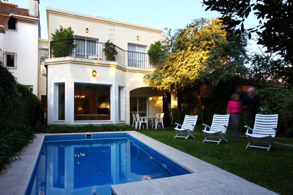 een huis met een zwembad in de tuin bij Lo de Costa B&B in Vicente López
