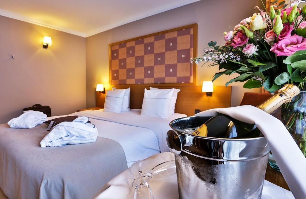 Postel nebo postele na pokoji v ubytování Hotel Quartier Latin