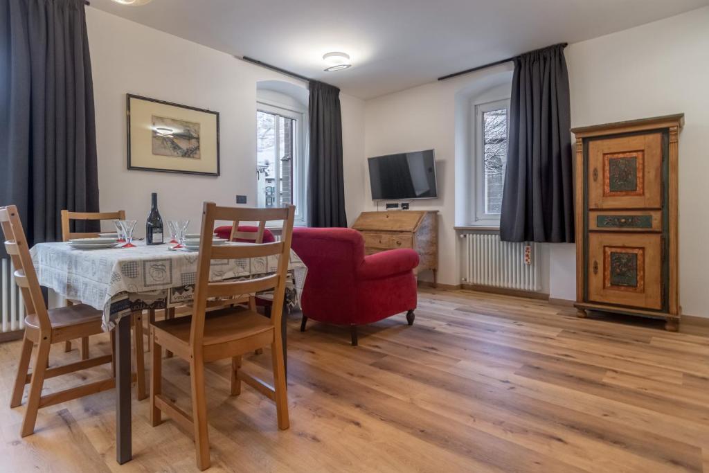 TV a/nebo společenská místnost v ubytování DolomiApartments - Appartamenti Campanil 1 e Campanil 2