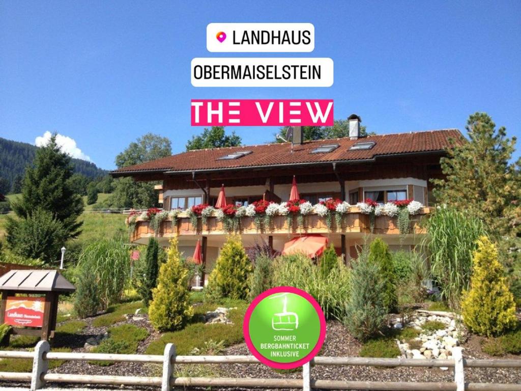 オーバーマイゼルシュタインにあるLandhaus Obermaiselstein "THE VIEW"の風景を読む看板のある家