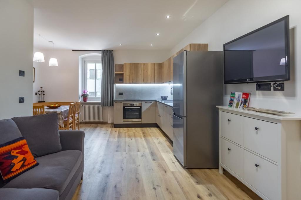 Kuchyň nebo kuchyňský kout v ubytování DolomiApartments - Appartamenti Campanil 1 e Campanil 2