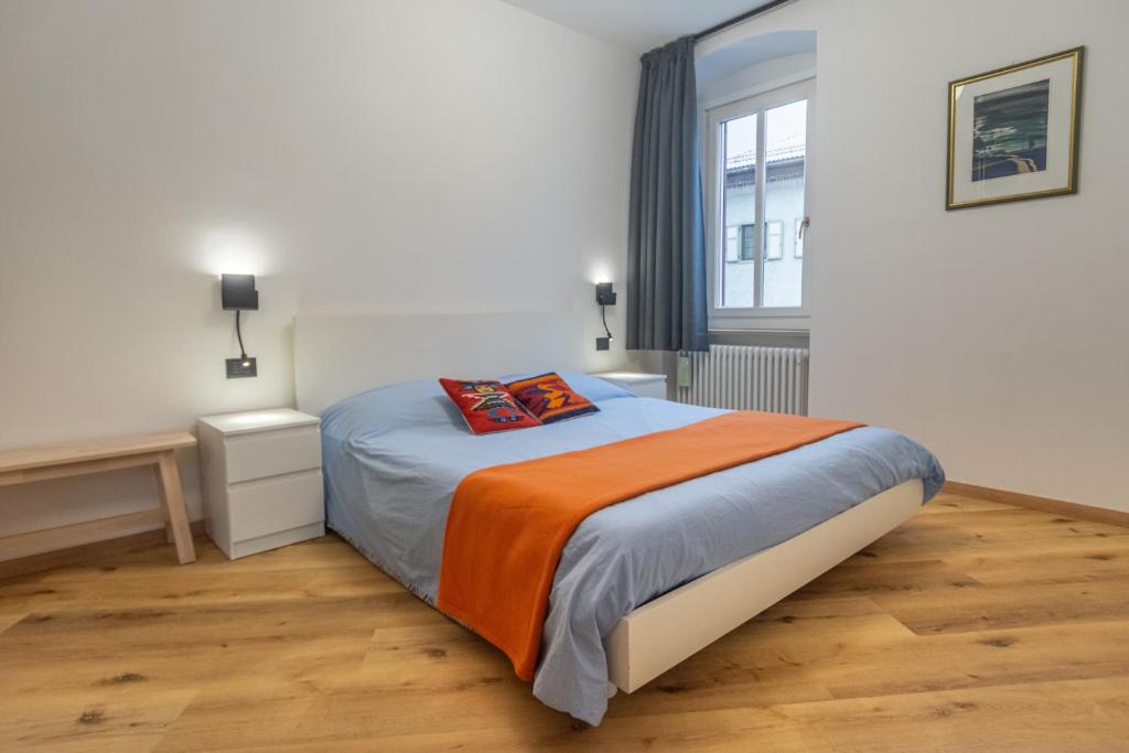 Postel nebo postele na pokoji v ubytování DolomiApartments - Appartamenti Campanil 1 e Campanil 2