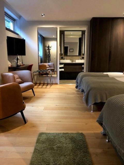 TV a/nebo společenská místnost v ubytování Albert Kök Hotell & Konferens