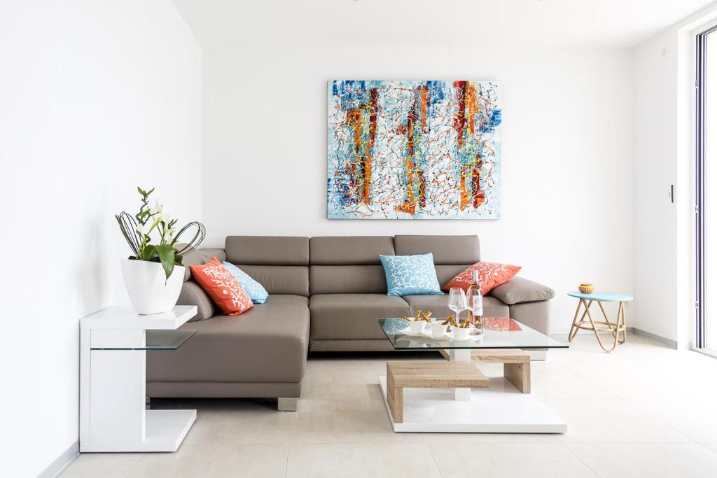 un salon avec un canapé et une table dans l'établissement PLAGE Ground floor apartment on seafront with large terrace, à Cannes