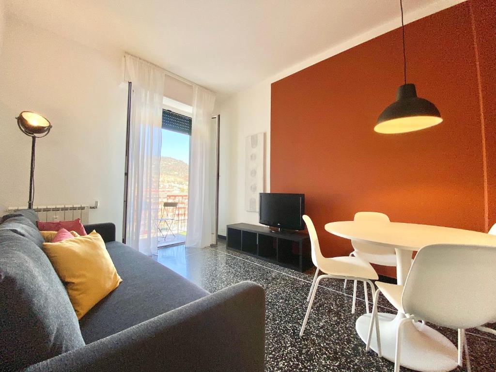 una sala de estar con un sofá y una mesa en CasaViva - Wonderful Bilo in Recco with parking, en Recco