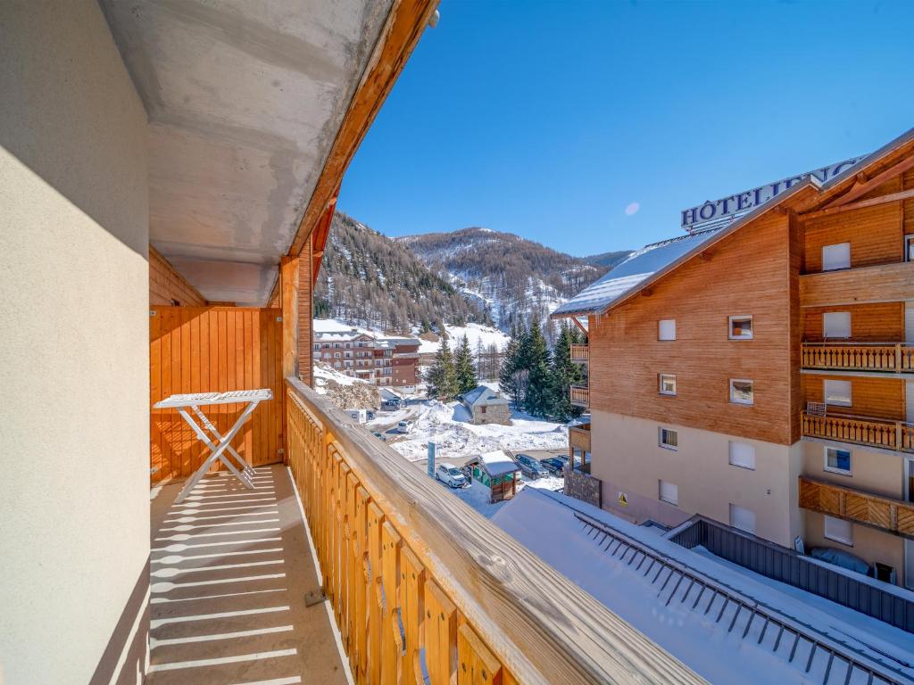 balcón con vistas a las montañas nevadas en Chalets du Verdon - 3401 - Appart proche pistes -, en Allos