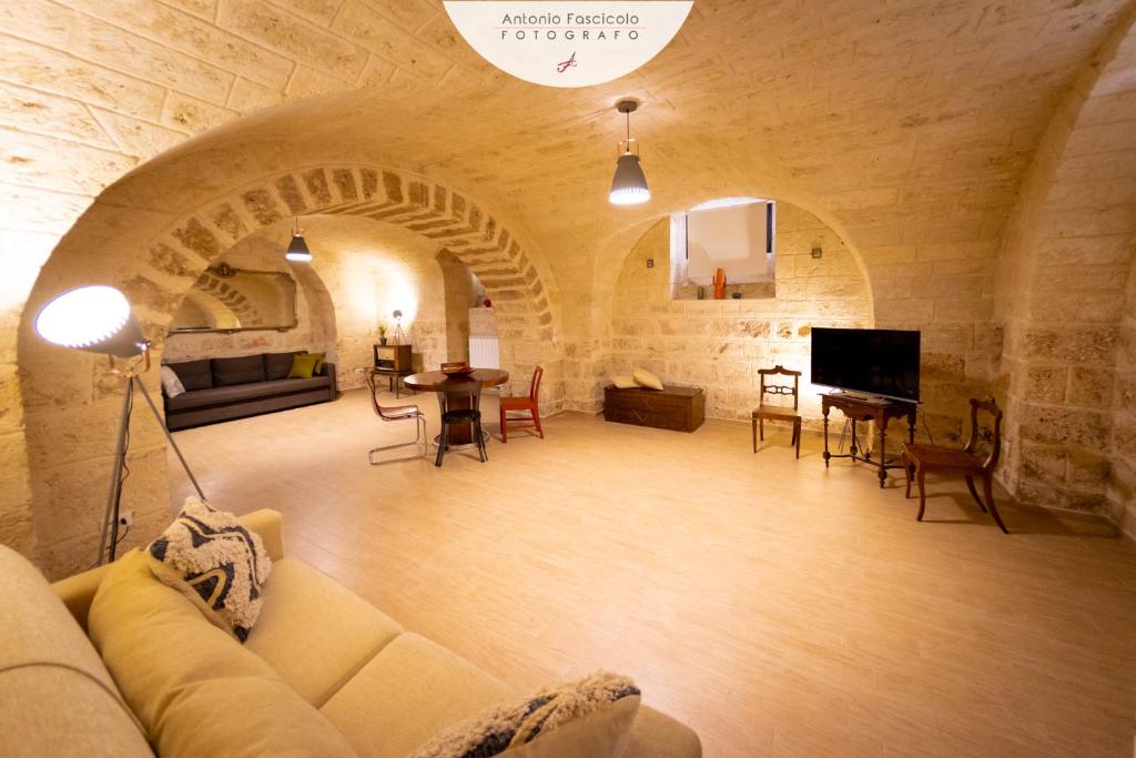 una sala de estar con un sofá y una mesa en Antica Dimora Lombardi 2, en Bari