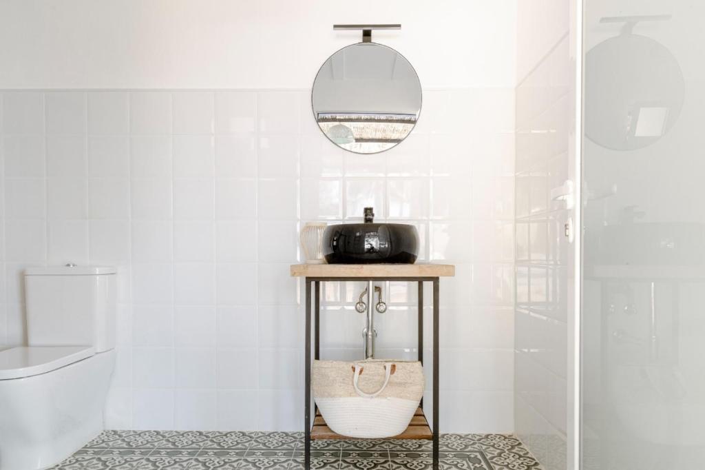 La salle de bains est pourvue d'une table avec miroir et de toilettes. dans l'établissement Finca de l’Anglés. Levante, à Potríes