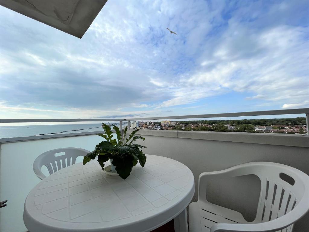 リド・ディ・ポンポーザにあるATTICO Sunshineのテーブルと椅子、海の景色を望むバルコニー