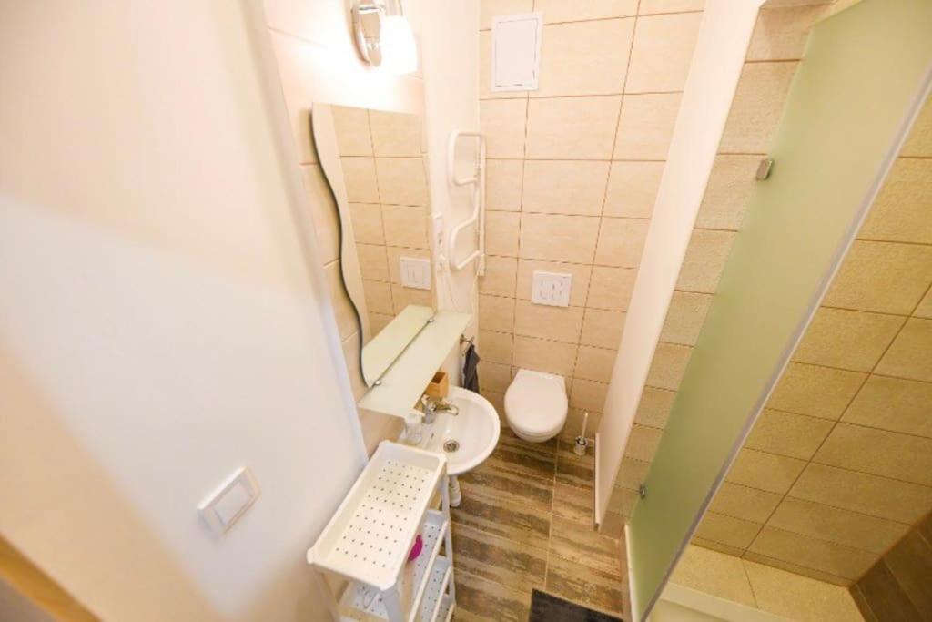 Kúpeľňa v ubytovaní 1 bedroom flat in Nyar str., Central