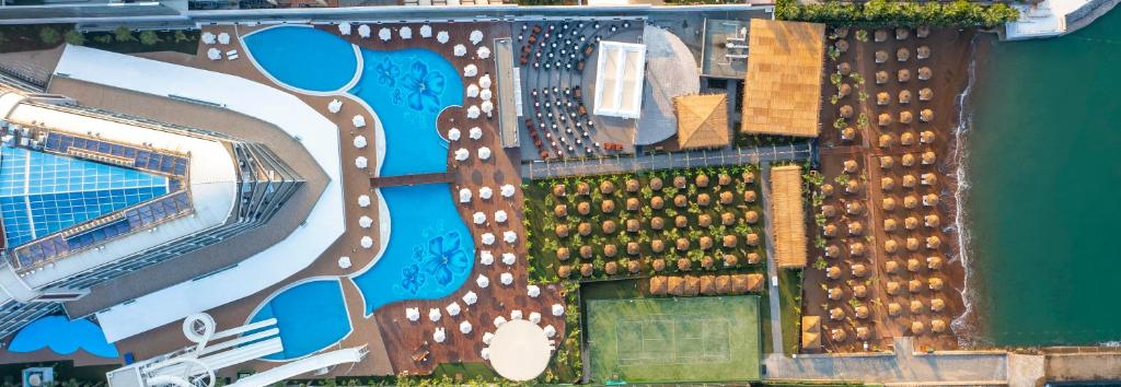 The swimming pool at or close to Rubi Platinum Sign