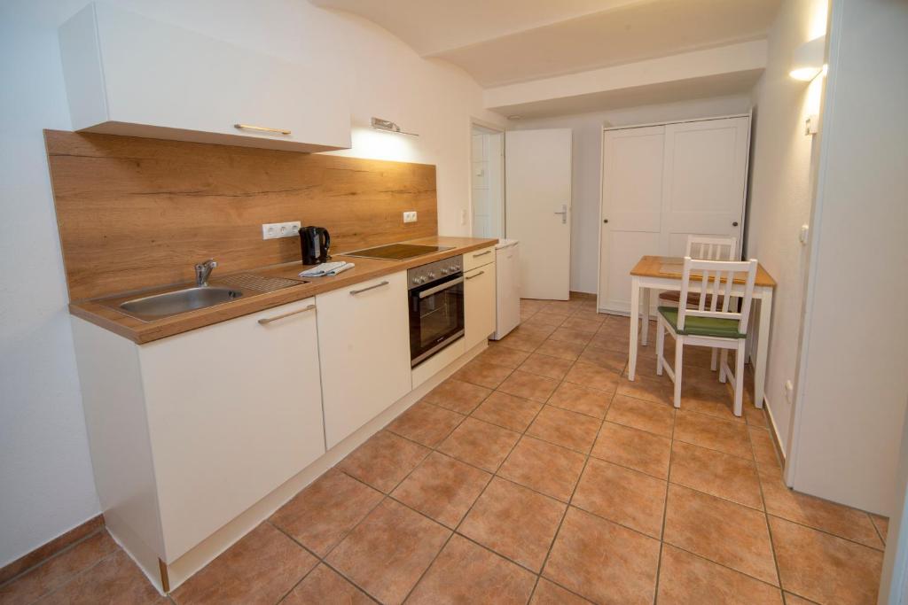 een kleine keuken met een wastafel en een tafel bij Apartment - Wohnung Memmingen Nr. 1 in Memmingen