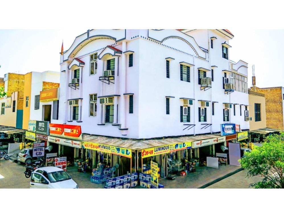 een groot wit gebouw in een stadsstraat bij Hotel Rukmani Palace, Sri Ganganagar in Gangānagar