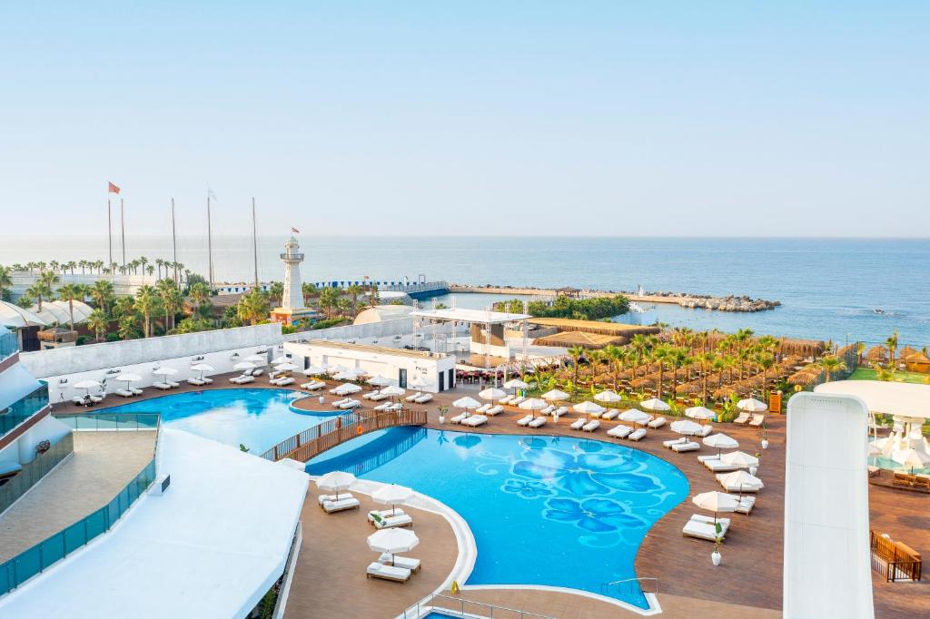 The swimming pool at or close to Rubi Platinum Sign