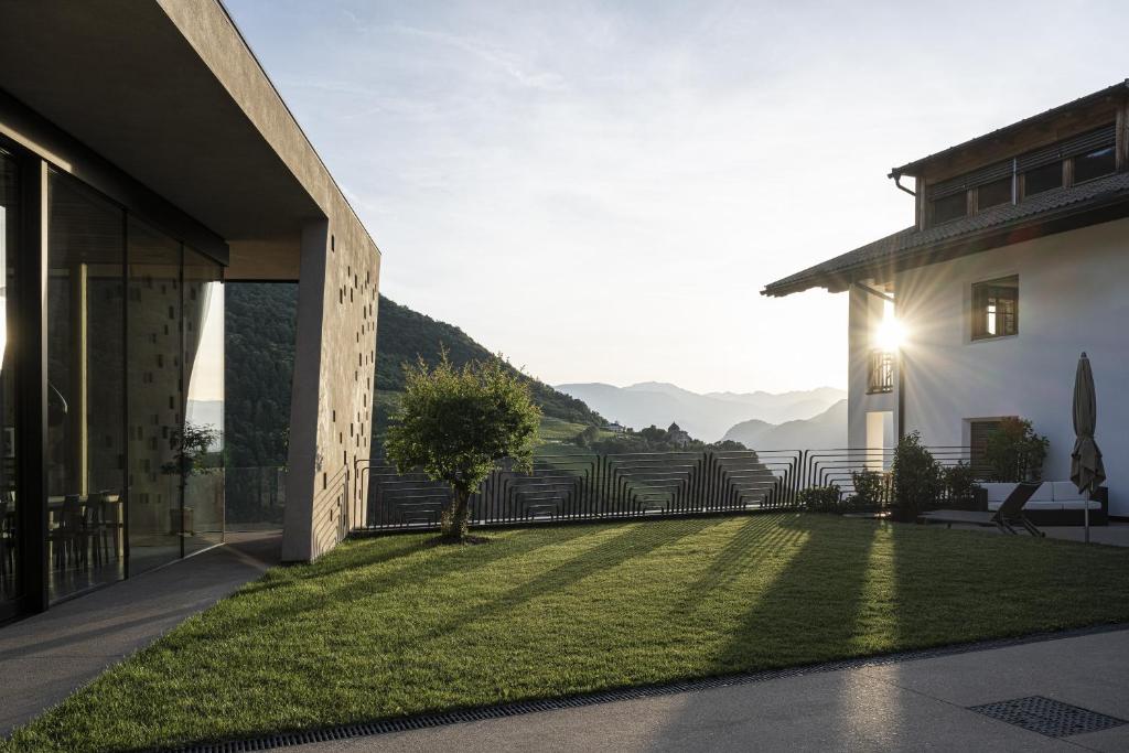 einen Blick vom Hinterhof eines Hauses mit Rasen in der Unterkunft Apartments Gojer Vernatsch in Karneid