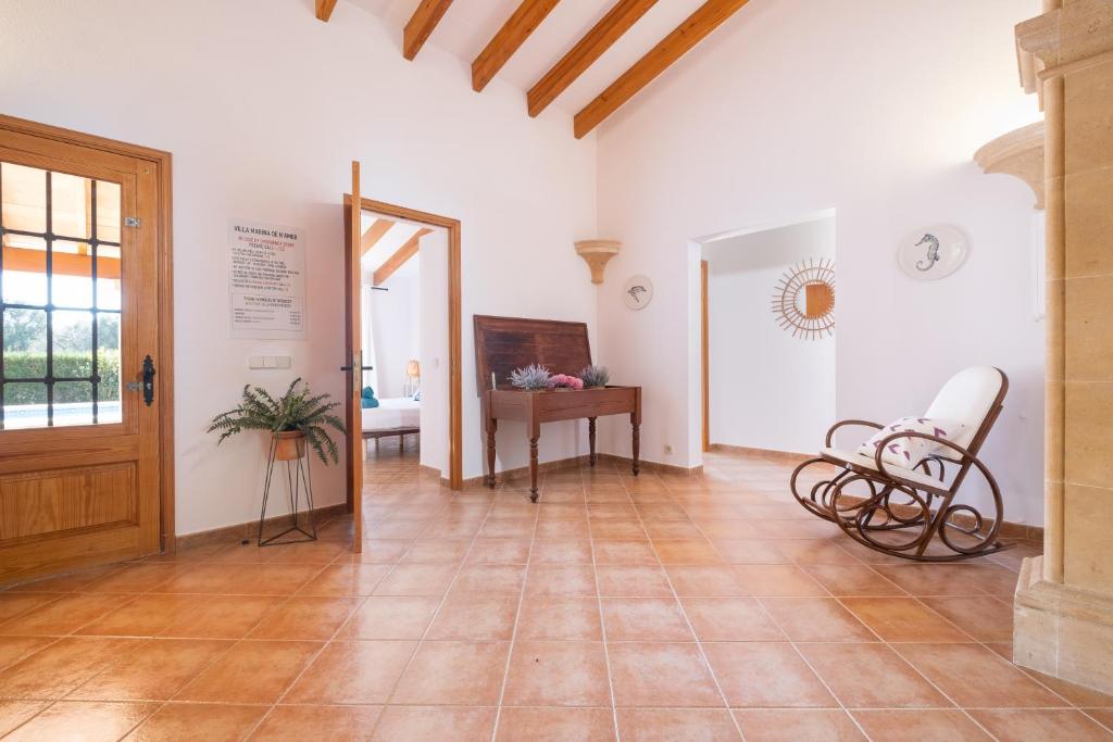 Televízia a/alebo spoločenská miestnosť v ubytovaní Villa Marina de Namer By SunVillas Mallorca