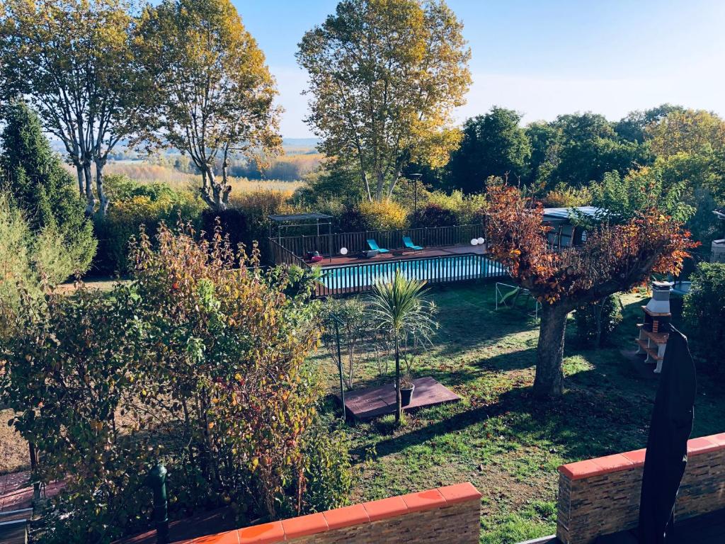 Ogród w obiekcie Gites de Marchet