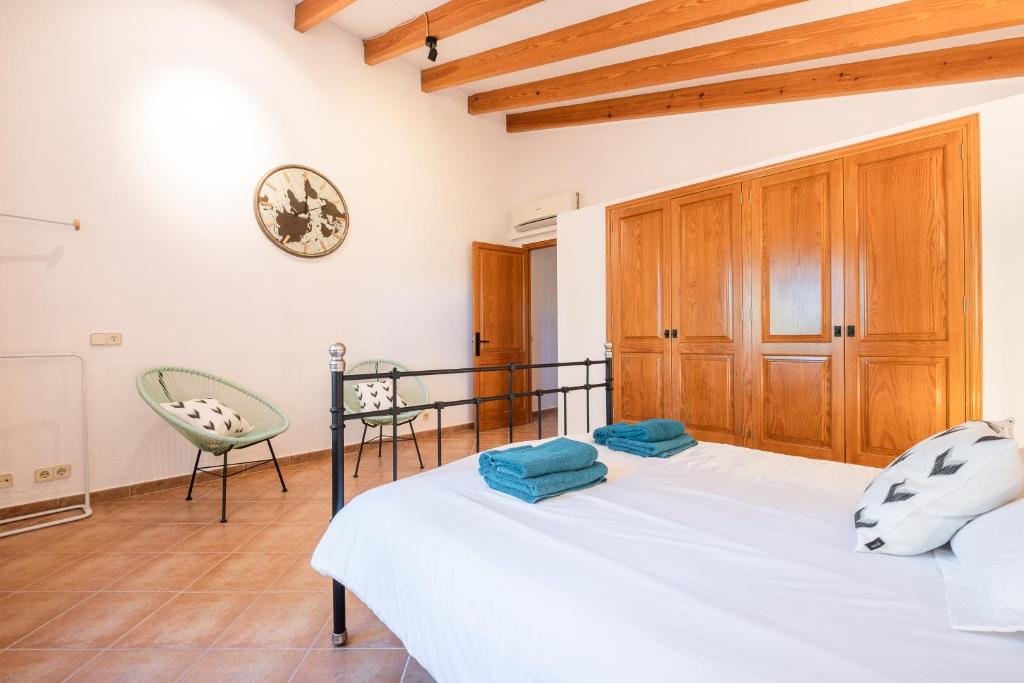 Posteľ alebo postele v izbe v ubytovaní Villa Marina de Namer By SunVillas Mallorca