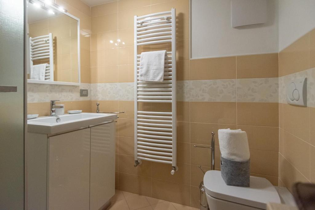 Koupelna v ubytování DolomiApartments - Appartamento Orso Bruno