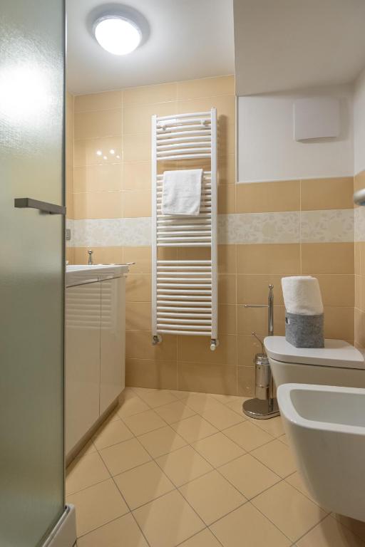 Koupelna v ubytování DolomiApartments - Appartamento Orso Bruno