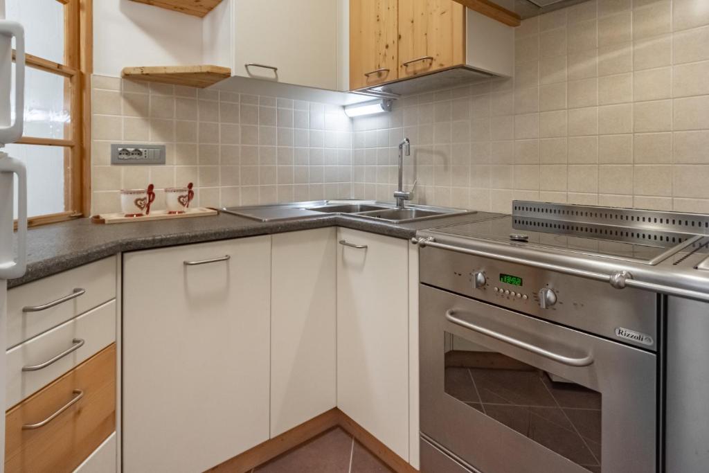 Kuchyň nebo kuchyňský kout v ubytování DolomiApartments - Appartamento Orso Bruno