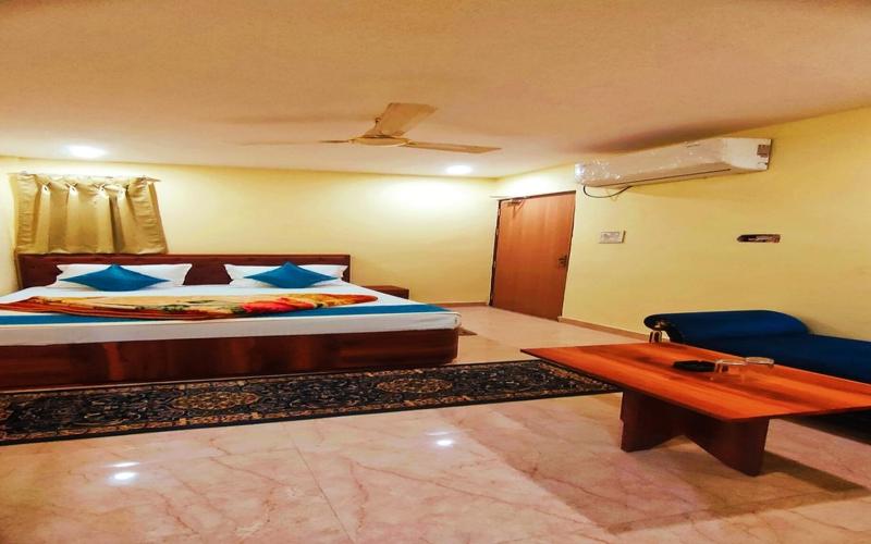 Postel nebo postele na pokoji v ubytování Hotel Rudra Paradise