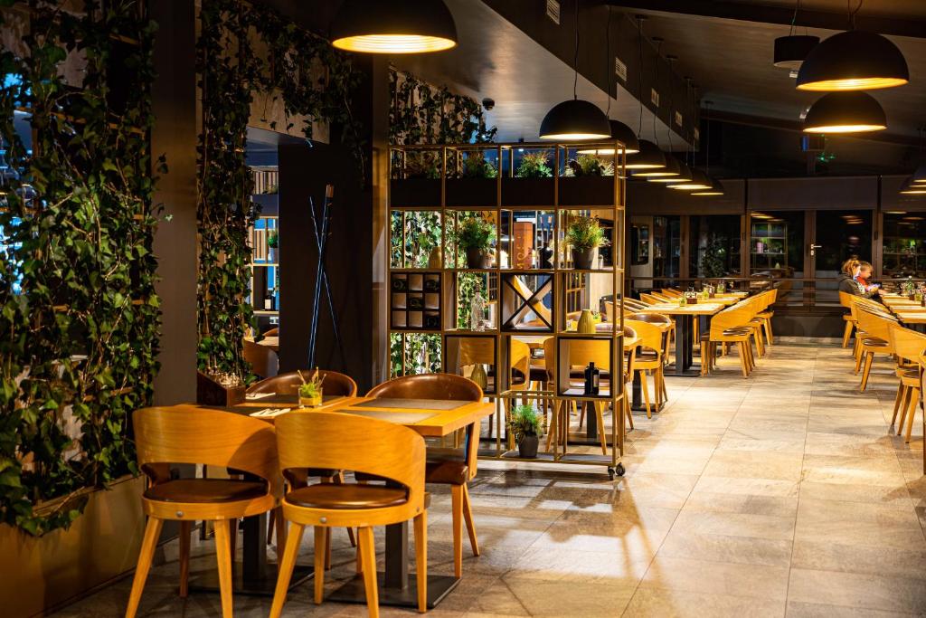 Reštaurácia alebo iné gastronomické zariadenie v ubytovaní Hotel Degenija