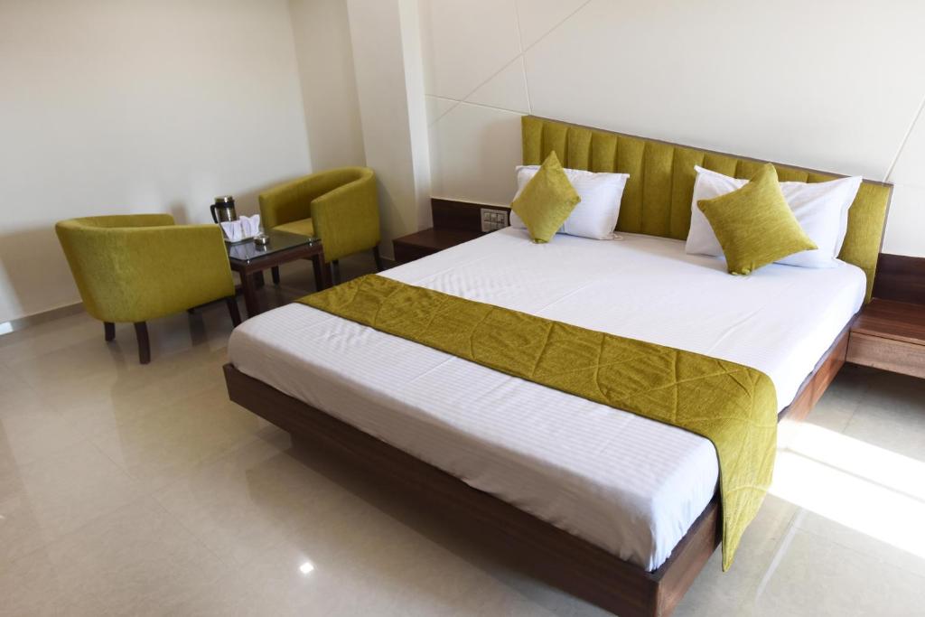 Postel nebo postele na pokoji v ubytování Hotel Luxura, Ahmedabad