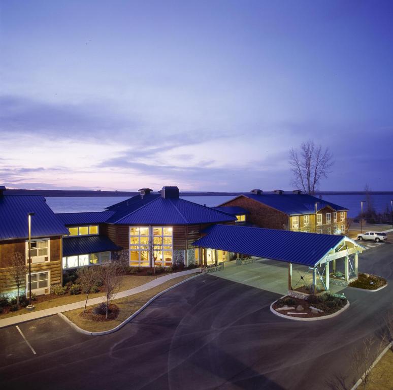 an overhead view of a building with a blue roof at River Lodge and Cabins in Boardman