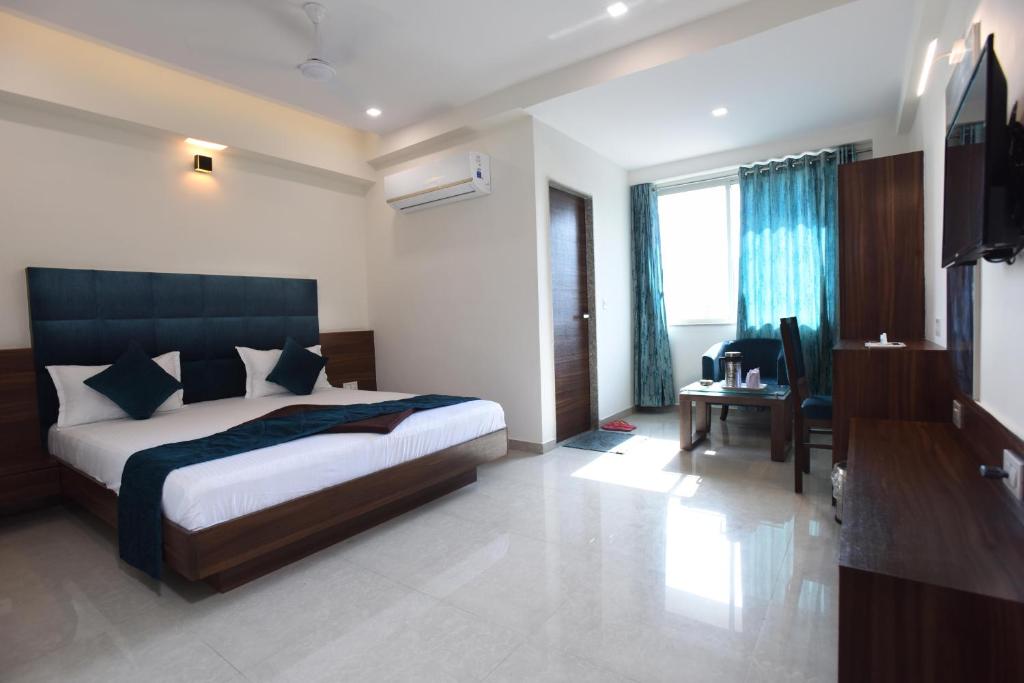 Postel nebo postele na pokoji v ubytování Hotel Luxura, Ahmedabad