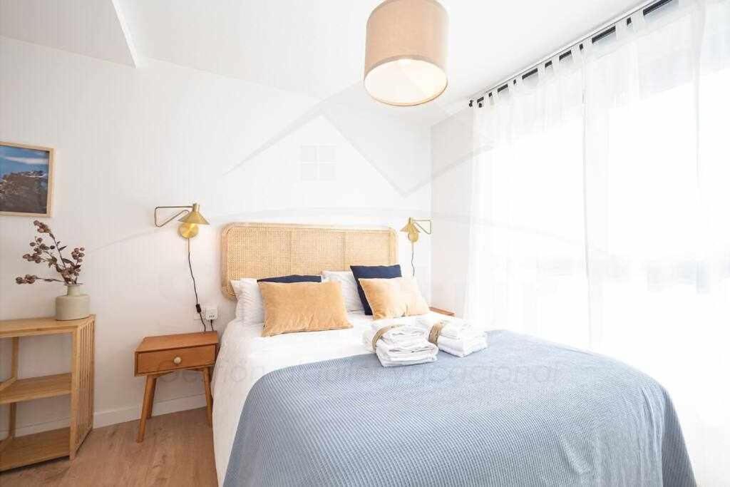 A bed or beds in a room at La Atalaya de Xixón