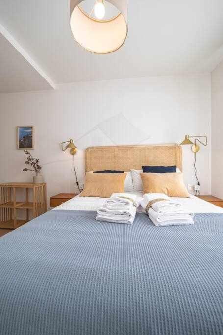A bed or beds in a room at La Atalaya de Xixón