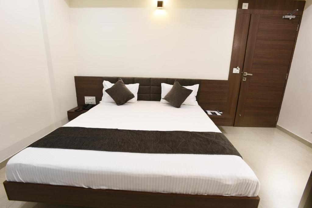 Postel nebo postele na pokoji v ubytování Hotel Luxura, Ahmedabad