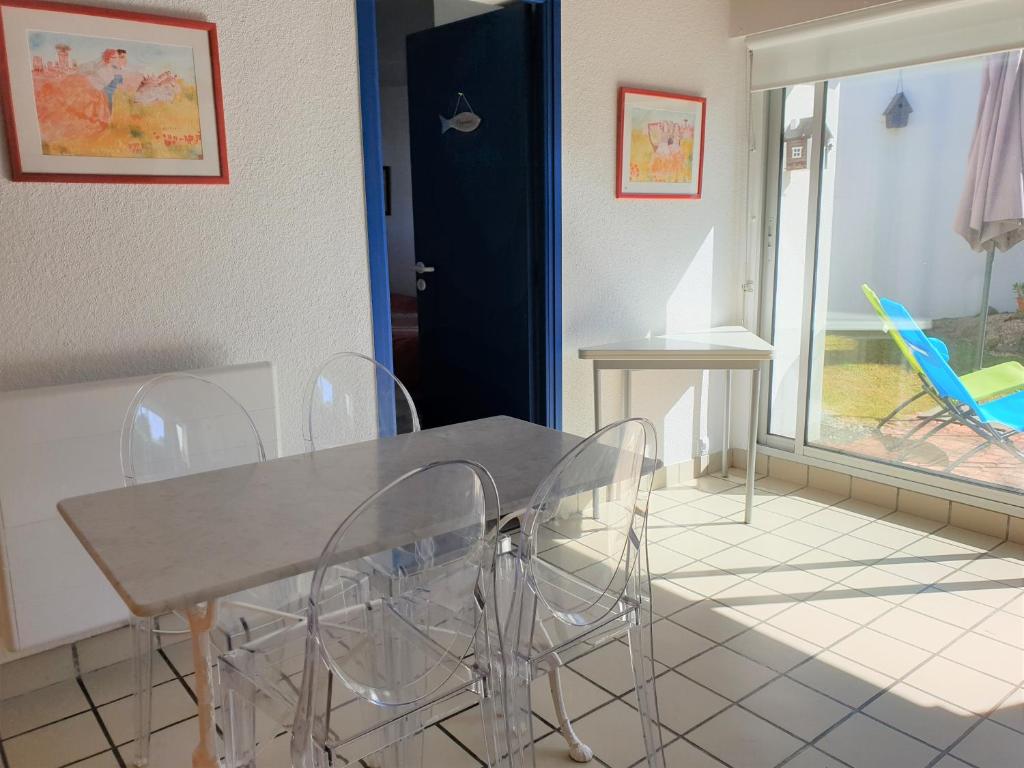 Fotografia z galérie ubytovania Maison avec terrasse et jardin au Golf de St Samson à PLEUMEUR-BODOU - Réf 459 v destinácii Pleumeur-Bodou