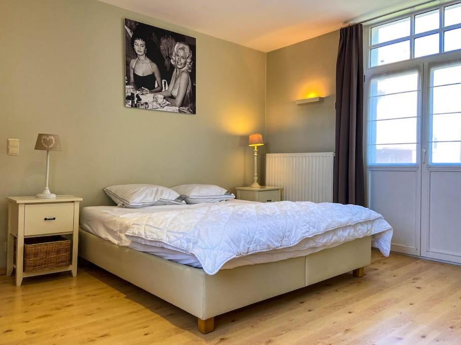 Een bed of bedden in een kamer bij Villa Trianon -Summer beachhouse